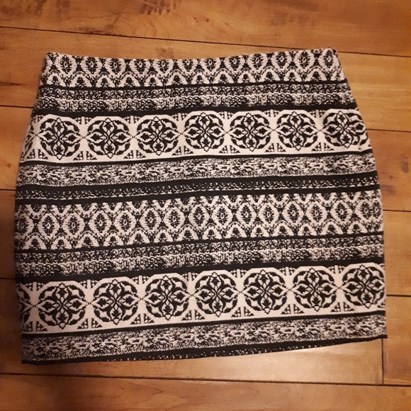 RW&CO mini skirt, size 12, black and white - Picture 3 of 7